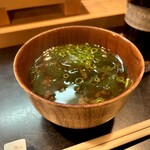 寿し辰 - ネギとワカメのお味噌汁。
      お出汁の美味さが沁み渡る、締めの一杯(*´꒳`*)♡