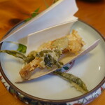 穂の家 - 竹葉の中には立派な朝どれ筍と新茶を使った天ぷらの木の芽味噌掛けはサービス品とは思えない料理でした