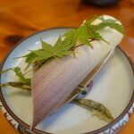 穂の家 - 竹葉に包んだ朝どれ筍と新茶を使った天ぷらの木の芽味噌掛けは店主のセンスが光りますね