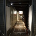 全席個室 居酒屋 九州料理 かこみ庵 - 通路の奥に入口があります