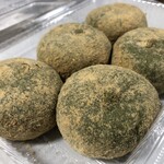 菓心処　信濃屋嘉助 - 料理写真:手作りの草餅。春が香ります。税込1つ110円