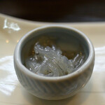 大納言本家 - 刺身の盛り合わせのサービスに付いた生しらす