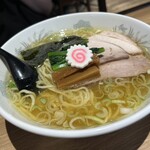 244592570 - 妻は「しおラーメン」です。前回チャーシュートッピングで撃沈してたのでノーマルで( ´∀｀)