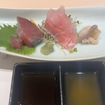 神楽坂 鮨 きもと - 刺身盛り合わせ
            鰹、メヌケ(アコウダイ)、北寄貝
            お醤油と緑茶ポン酢で
