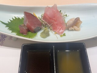 Kagurasaka Sushi Kimoto - 刺身盛り合わせ
                        鰹、メヌケ(アコウダイ)、北寄貝
                        お醤油と緑茶ポン酢で