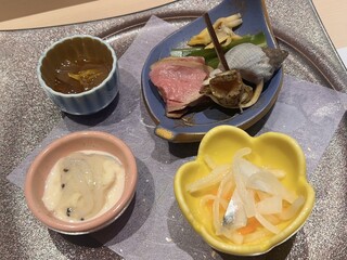 Kagurasaka Sushi Kimoto - ヤリイカの沖漬け
                        アサリと甘草の酒煎り、合鴨のロース、黒バイ貝
                        生シラスと湯葉
                        細魚の紅白なます