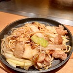 鉄板DINING O - ホルモン焼きそば1150円