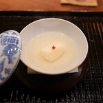鎌倉 北じま - 蕪に雄の鯛身と骨から取ったスープ、桜の花