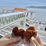 琉球銘菓 三矢 - 黒糖サーターアンダギー¥120／ごまサーターアンダギー¥120