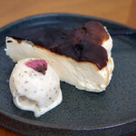 ダイニングカフェ バンビ - バスクチーズケーキ