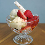 ダイニングカフェ バンビ - いちごパフェ