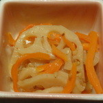 東武菜苑 遊膳 - 鍋焼き力うどんセットの小鉢（れんこん、にんじんのおひたし）のアップ