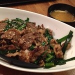 とらひげ - 牛肉ニラ丼＆味噌汁