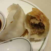 中国飯店 富麗華 - 肉汁たっぷり焼き餃子