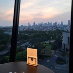 VIEW & DINING THE Sky - 私が座ったテーブルから見える、新宿副都心の夕暮れです。