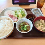 すき家 - 料理写真:2024年4月　ベーコンエッグ牛小鉢定食（520円）