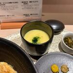 博多親子丼 うま中 - また御膳には自慢の卵を使った茶碗蒸しもセットになってました。