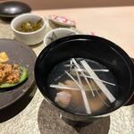 博多親子丼 うま中 - 汁椀は鶏肉を使ったスープ。