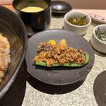 博多親子丼 うま中 - 御前の小鉢はピーマンの肉詰めでした。