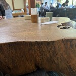 岩戸屋 - 開業からある一枚板のテーブル。