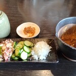 泉の里 - 擂鉢で胡麻を擦って、にんにく入りの味噌で更に混ぜ、薄目のそばつゆで薄め、薬味は大葉、茗荷、胡瓜、長葱です。