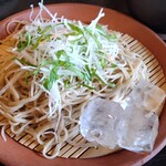 Izumino Sato - 蕎麦のレベルは高かったです。上に大葉と大根千切りが乗るスタイル。