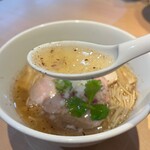 raxamenfujita - まずはスープを一口。
                      わぁ！(*´Д｀*)
                      中華というより、上品な洋風スープ！(*ﾟ∀ﾟ*)