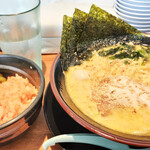 横浜家系ラーメン 麺田 - 料理写真:醤油ラーメン+ライス