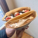 オザキクレープ - 『いちごホントノチョコホイップ＋ココアビスケット』『桜あんぎゅうひホイップ』
