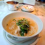 Hei Fung Terrace - ⚫芹と蒸し鶏 浅利のスープビーフン