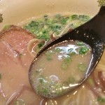 髄骨粉と思われる細かいザラつきがある独特の豚骨スープ！（梁山泊スープ）