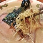 豚骨らしい獣臭が食欲をそそる！（梁山泊スープ）