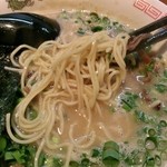 久留米や　いのうえ - 麺は博多麺より太い…！（マイルド系スープ）