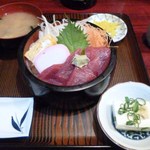 宇奈忠 - まぐろ丼　７００円