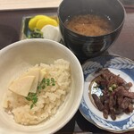 肉懐石 凜然 - 筍の炊き込み御飯　赤出汁　御新香　小鉢(時雨煮)