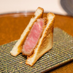 西麻布けんしろう - ザク旨の真骨頂～食べたら堕ちる、頬と心～ 厳選和牛ヒレのブリオッシュサンド