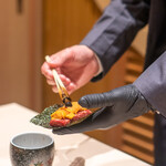 西麻布けんしろう - 和牛の雲丹ユッケドッグ～目の前仕上げ～