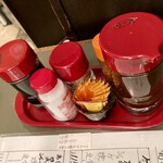 Katsuretsu resutoran burajiru - 卓上の調味料