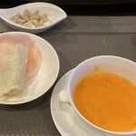 桃花春(神戸メリケンパークオリエンタルホテル) - 蟹肉と蟹卵のフカヒレスープ、北京ダック 新鮮野菜と共にクレープに包んで