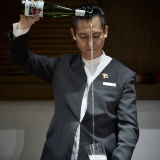 バスクスタイルチャコリを高い所から注ぐ”エスカンシア”にて