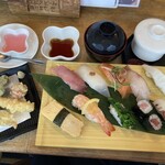 鈴木水産 - ◉ 季節のおすすめ10貫と天ぷら　1,738円（税込）
            　季節の天ぷら、茶碗蒸し、お味噌汁、デザートが
            　付きます‼️