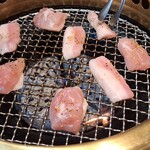 中野坂上焼肉 ブルズ亭 - 鶏と豚を焼く