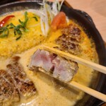 TOICHI 箱崎店 - 提供すぐは、もうちょっとレアでした。スープに浸し中です。