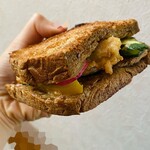 ブーランジェリ･エ･カフェ　オブジェ - お持ち帰りパン！♡鶏胸肉の香り唐揚げとたっぷり野菜のサンド♡中に挟まれている鶏胸肉はしっとり柔らかく、とてもジューシーでした(´౿`)♡♡食パンの甘みと具材の塩味がとっても良いバランスで美味しかった！