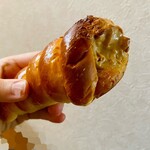 ブーランジェリ･エ･カフェ　オブジェ - ピーナッツコロネ♡お気に入り♡♡持ち上げるとずっしりと重たく、嬉しい悲鳴が出ちゃう！中にはぎっしりと美味し過ぎるピーナッツクリームが詰められており、食べ始めから終わりまで幸せに包まれます…♡好き