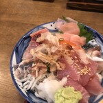 浜焼き海鮮居酒屋 大庄水産 - ぶつ切り刺身賄い丼のアップ