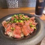 ラ リベルラ ドーロ - 黒毛和牛ローストビーフとガーリックライス ※温玉抜きにしてもらいましたっ