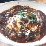 カフェ ド ガモヨン - オムライスランチ（牛すじ煮込みデミグラスソースオムライス）
      ※サラダ・スープ付き