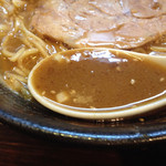 麺座 かたぶつ - みそらーめんのスープは、黒濃煮干脂がたっぷり