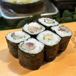 寿し辰 - 酢締め鯵の海苔巻き。
            大葉も爽やかなこんな美味しい海苔巻きを、さらっと巻いて出してくれます(*^ω^*)